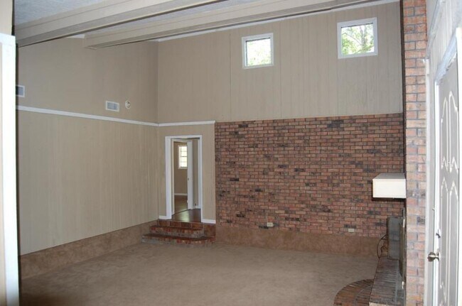 DEN - 1559 Oakwood Dr
