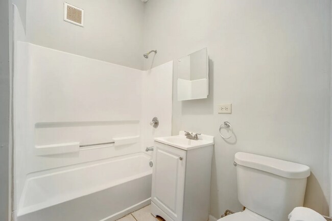 Foto del edificio - 3131 W Augusta Blvd