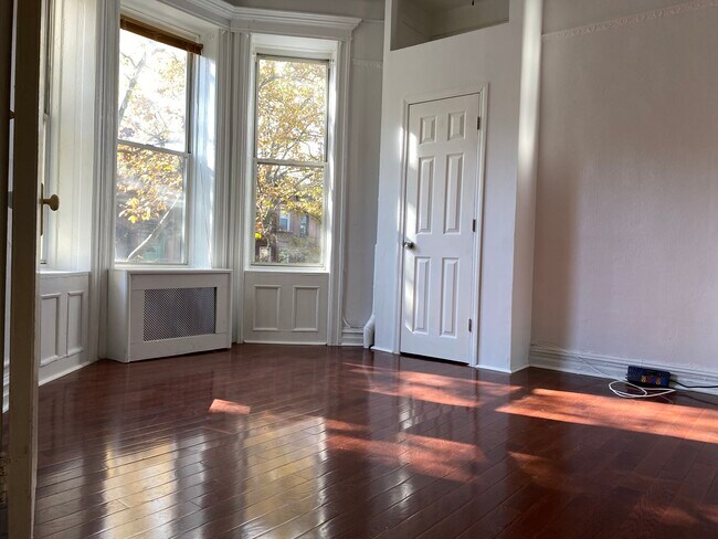 Building Photo - 525 47th St