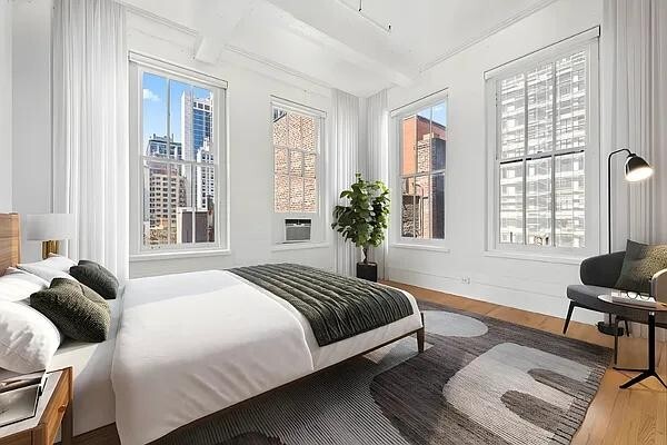 Foto principal - 448 W 37th St
