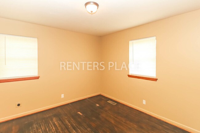 Building Photo - 1118 E Cobb Ave