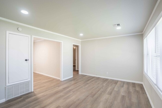 Foto del edificio - 3 Bed | 1 Bath in Midtown!