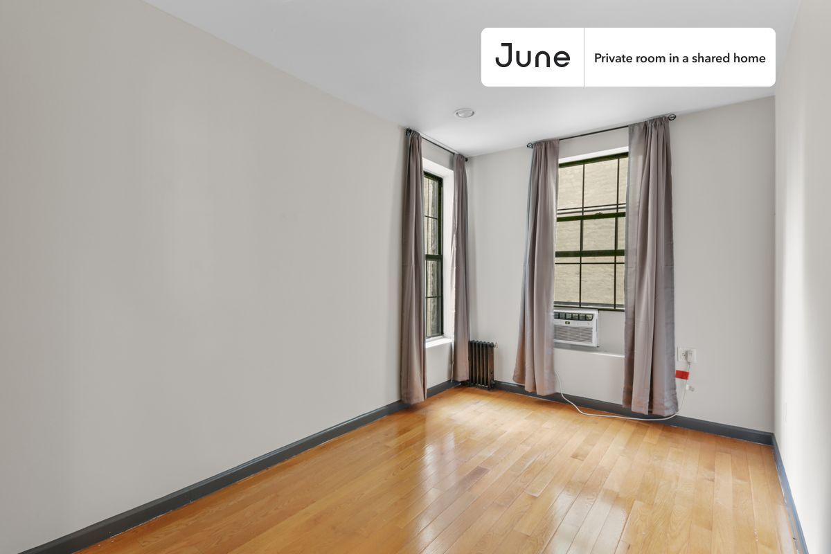 Foto principal - Room in Shared 3 bed/1 bath home