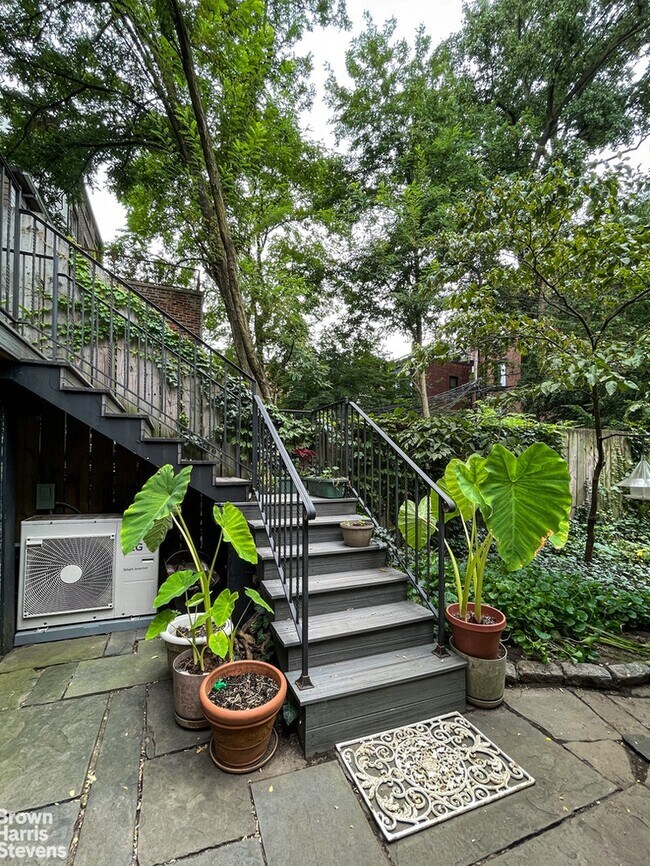 Building Photo - Parlor & Garden Duplex plus rec room!