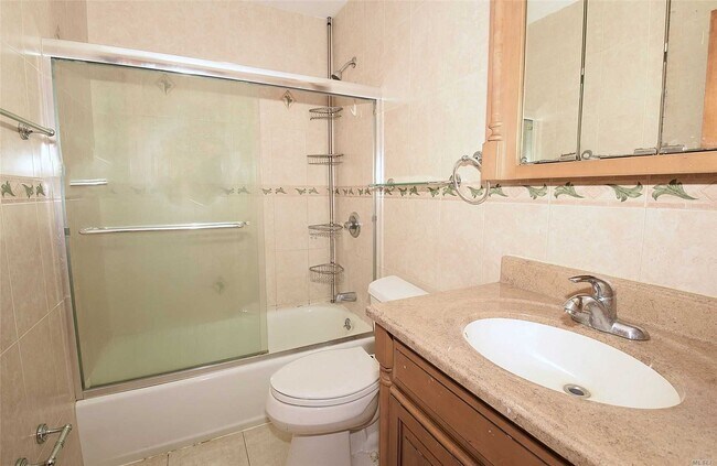 Foto del edificio - 81-22 243rd St
