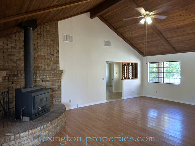 Foto del edificio - Stunning, 3-Bedroom Home with Pool and Spa...