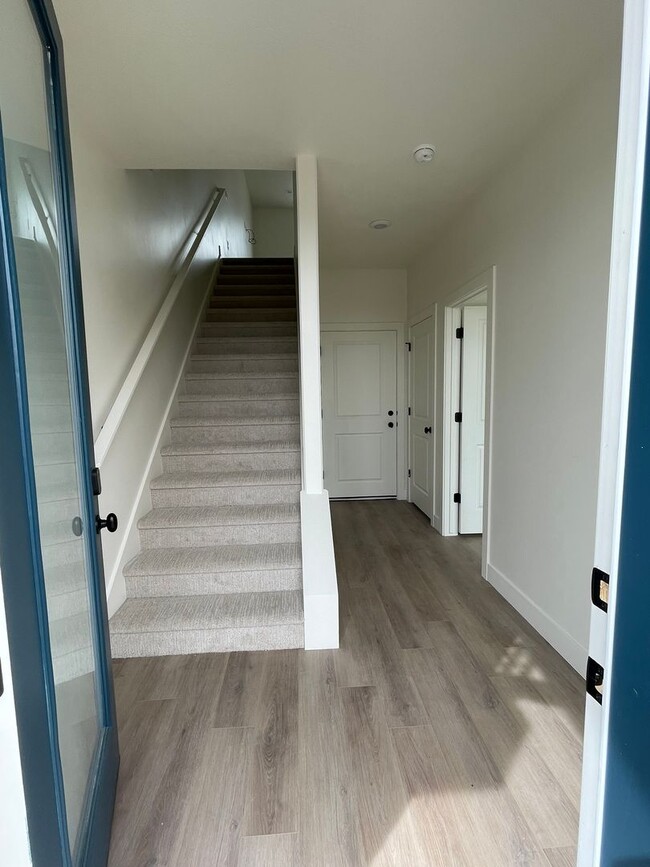 Building Photo - 4 Bed/3.5 Bath, 2-Car Garage - One Month F...