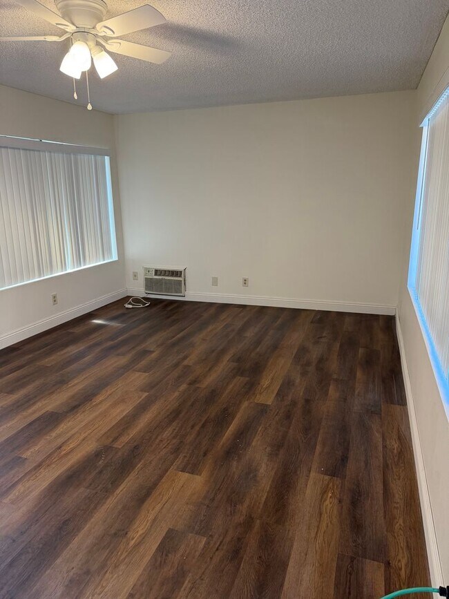 Foto del edificio - 2687 Phipps Ave