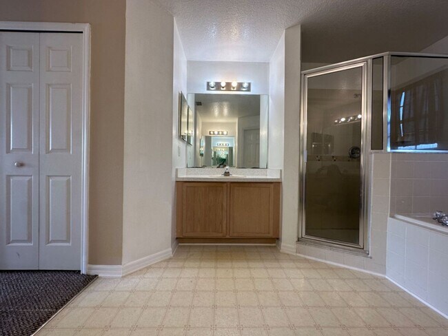 Building Photo - Extremely SPACIOUS 2 story 4 bedroom home ...