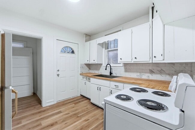 Foto del edificio - Freshly Updated 3-Bed Home with Back Parking