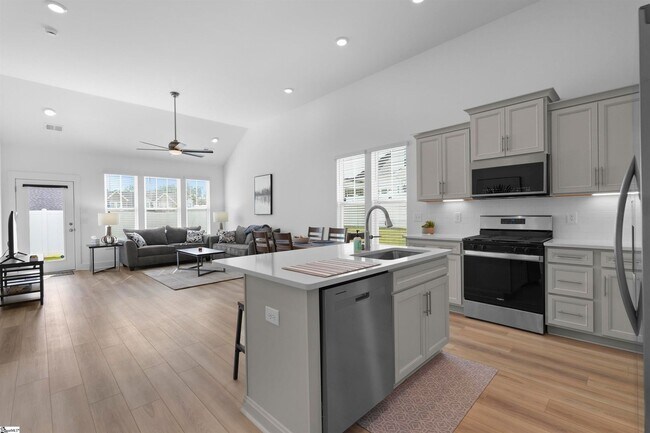 Foto del edificio - Wonderful Short-Term Furnished Townhome Cl...