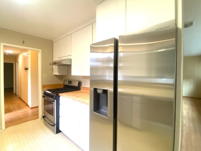 Building Photo - Castro Valley 3 BD / 2 BA - Hardwood Floor...