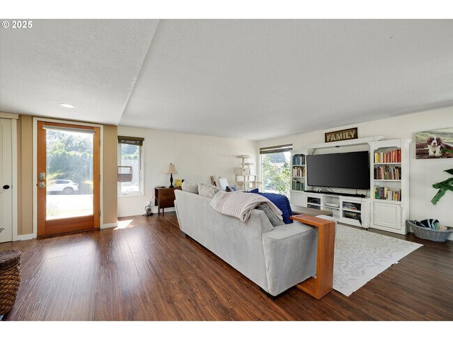 Building Photo - Single-Level Beaverton Home with Stone Fireplace, Open Kitchen & Large Fenced Outdoor Space