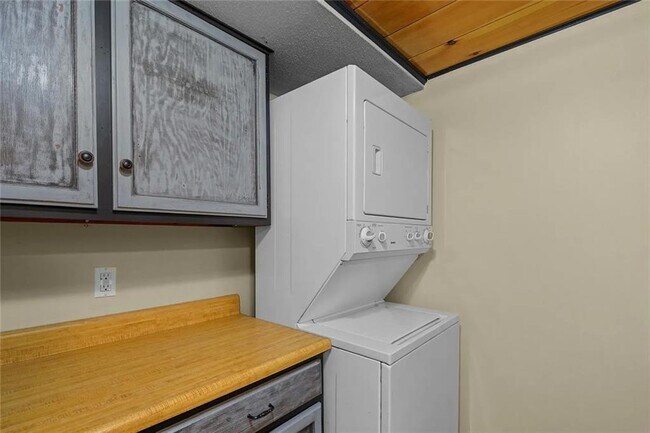 Building Photo - 467 Tower Hill Rd