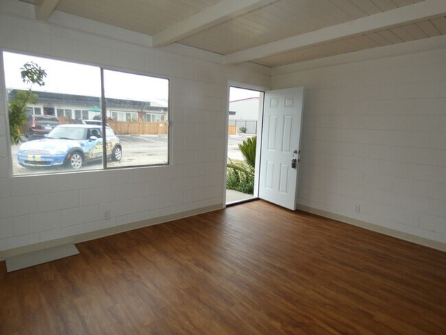 Foto del edificio - Clean and Bright 2 Bedroom 1 Bath Duplex