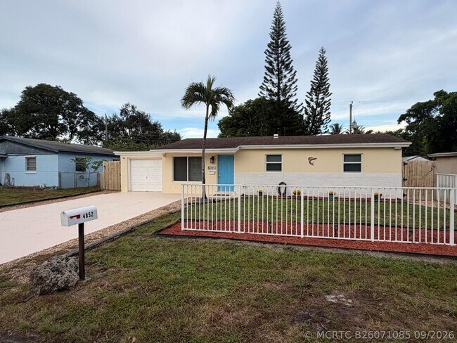 Building Photo - 4852 SW 44th Terrace