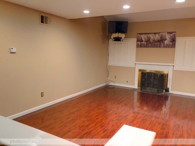 Building Photo - 209 Apollo