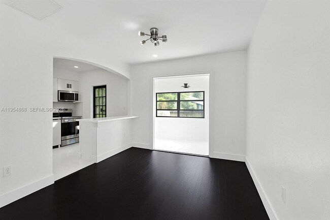 Foto del edificio - 9173 Byron Ave