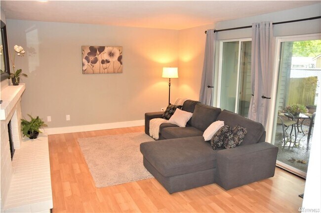 Foto del edificio - Spacious 2-Bedroom Ground Floor Condo with Private Yard in Kirkland