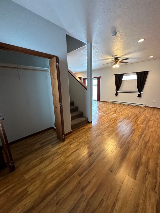 Building Photo - 3 Bedroom House!