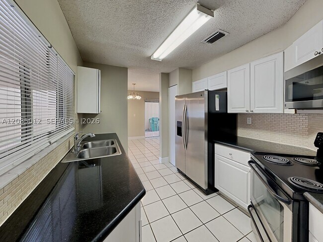 Foto del edificio - 12451 NW 7th St