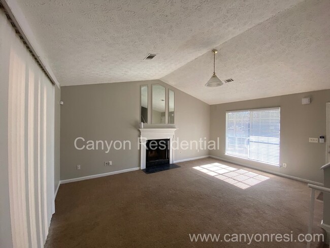 Building Photo - Recently Renovated!! Beautiful 3BR home.