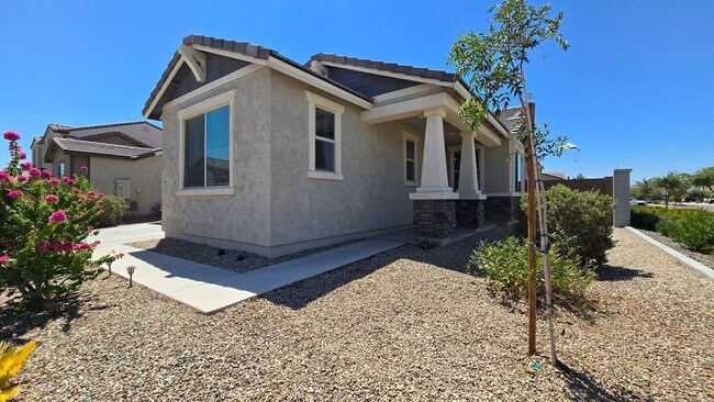 Foto del edificio - Like new home in a new GATED development! ...