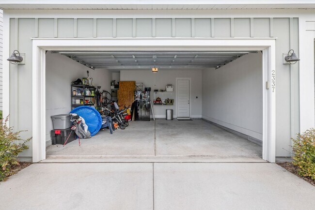Building Photo - "Your Dream Home Awaits: $500 OFF Move-In ...