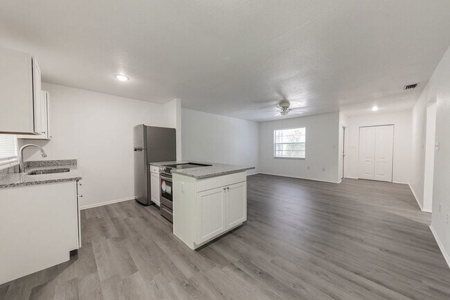 Building Photo - 430 Avenue B NE, Unit C