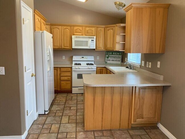 Building Photo - 5 bdrm 3 bth Home with 2 car garage