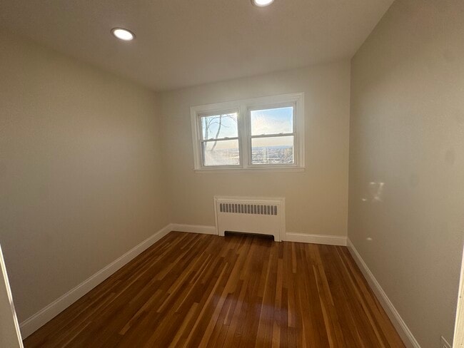 Building Photo - 646 Fairview Ave