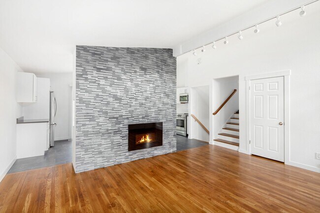 Building Photo - Beautiful 4 bed, 2 bath trilevel in Lake H...