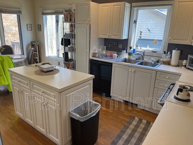 Foto del edificio - 11418 Hardwood Dr