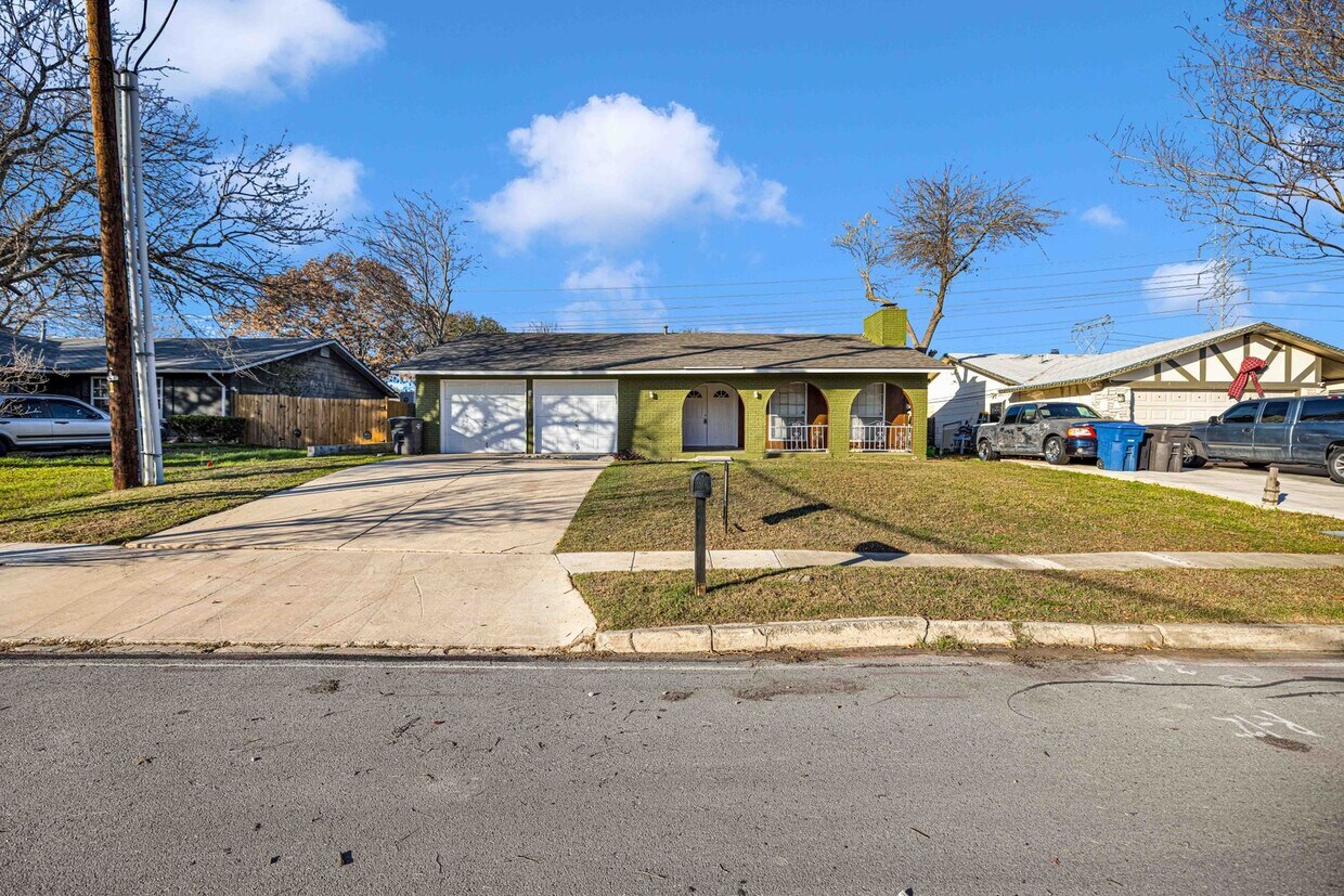 Beautiful 4 Bedroom home located near 410 House Rental in San