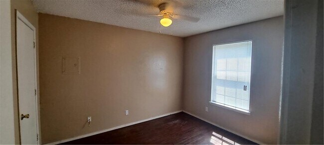 Building Photo - 1810 W Twin Springs St