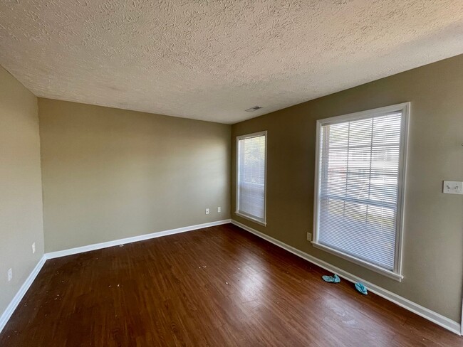 Building Photo - 1450 Ashbourne Dr