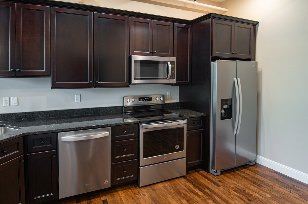 Foto principal - 208 W Railroad St