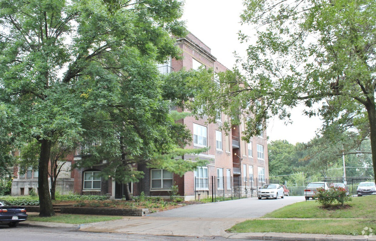 Foto del edificio - 5500 Pershing Ave