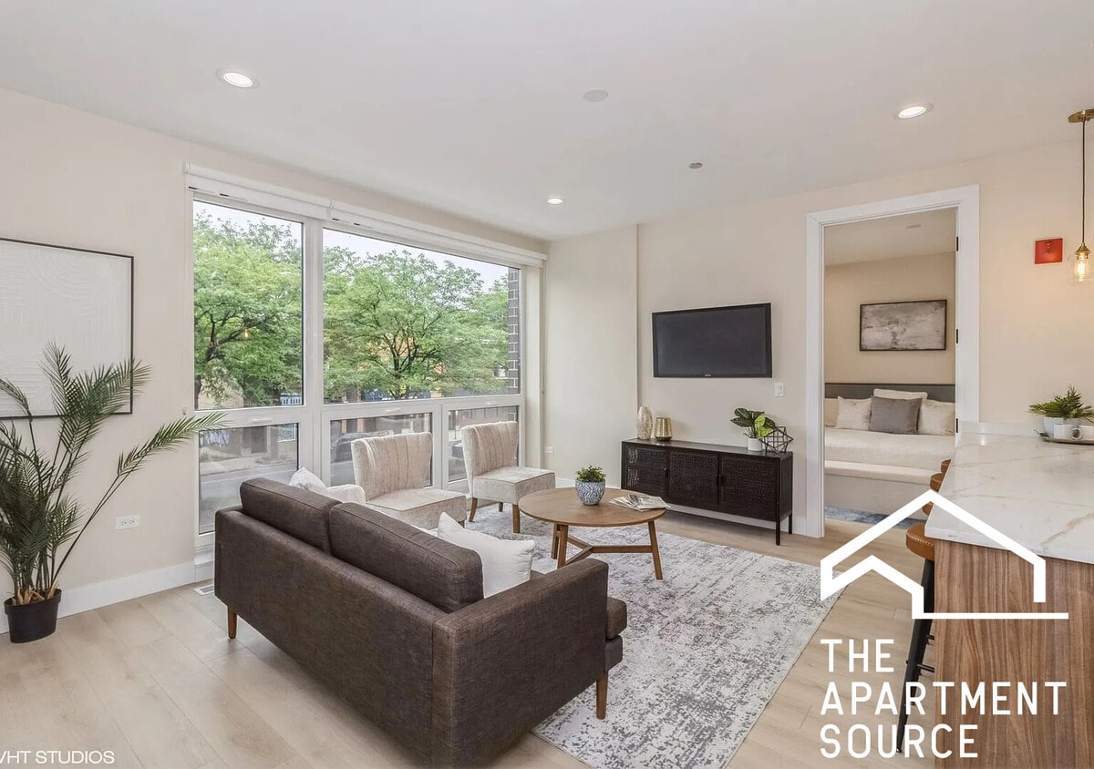 Foto principal - 3045 W Irving Park Rd
