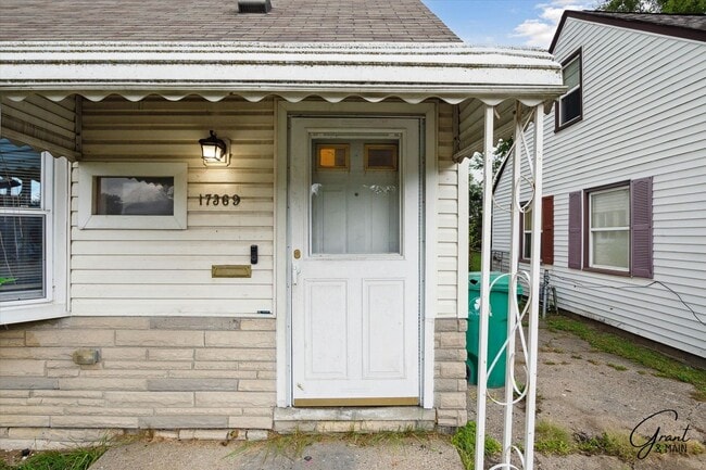 Building Photo - $1350 3 bedroom Eastpointe