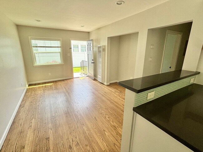 Building Photo - Charming Bungalow-Style Unit in Quiet Trip...