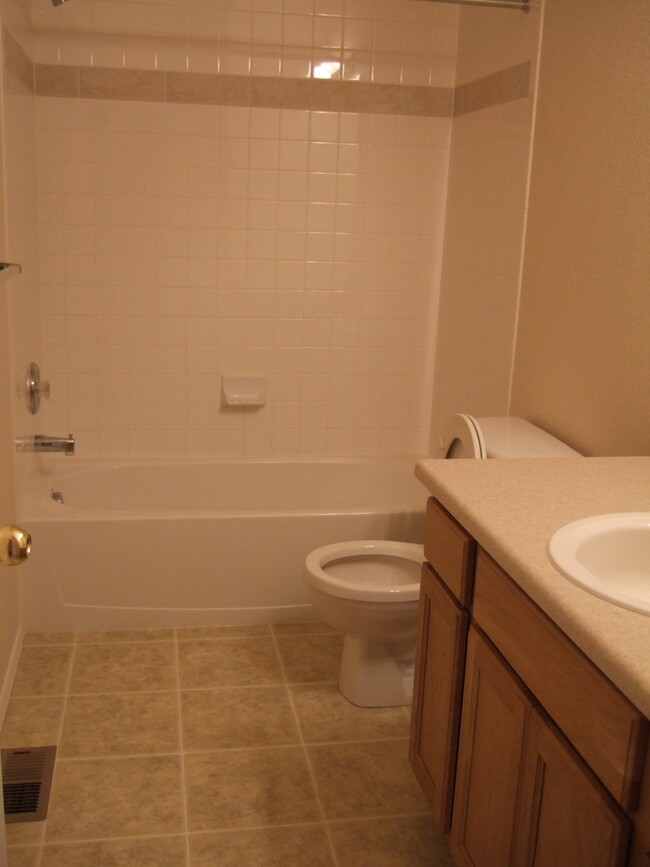 Foto del edificio - 3 Bedroom End Unit Townhome