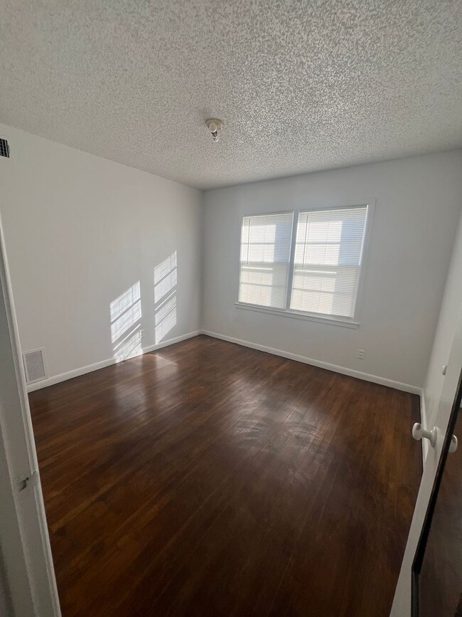 Building Photo - Great Southside Home