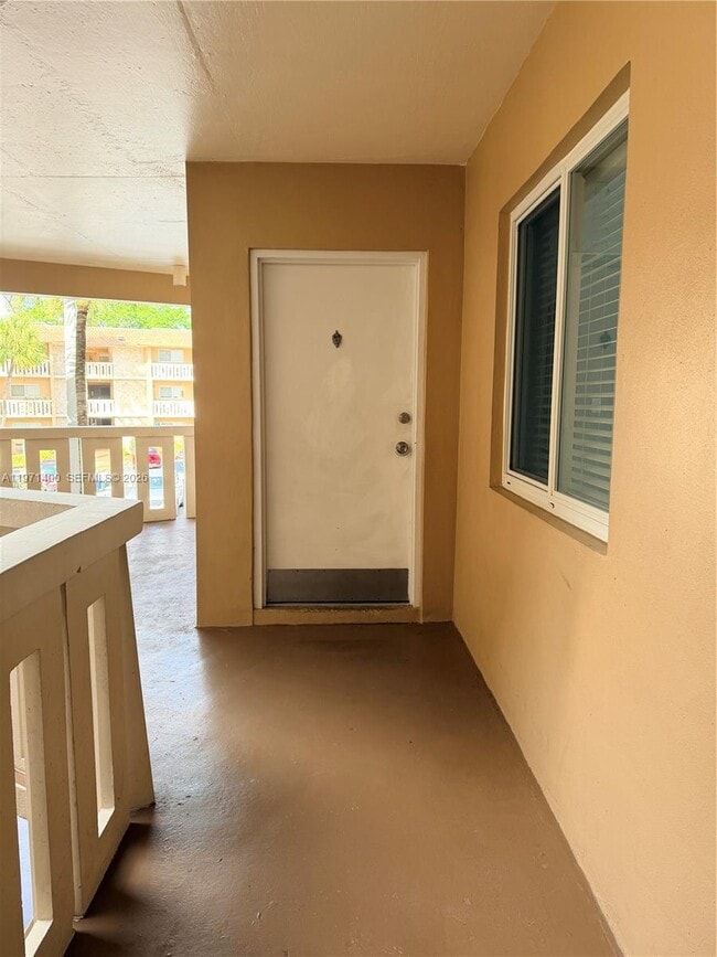 Foto del edificio - 7430 Miami Lakes Dr