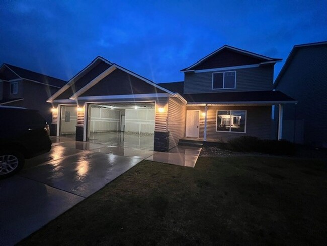 Building Photo - Newer Home in Post Falls!