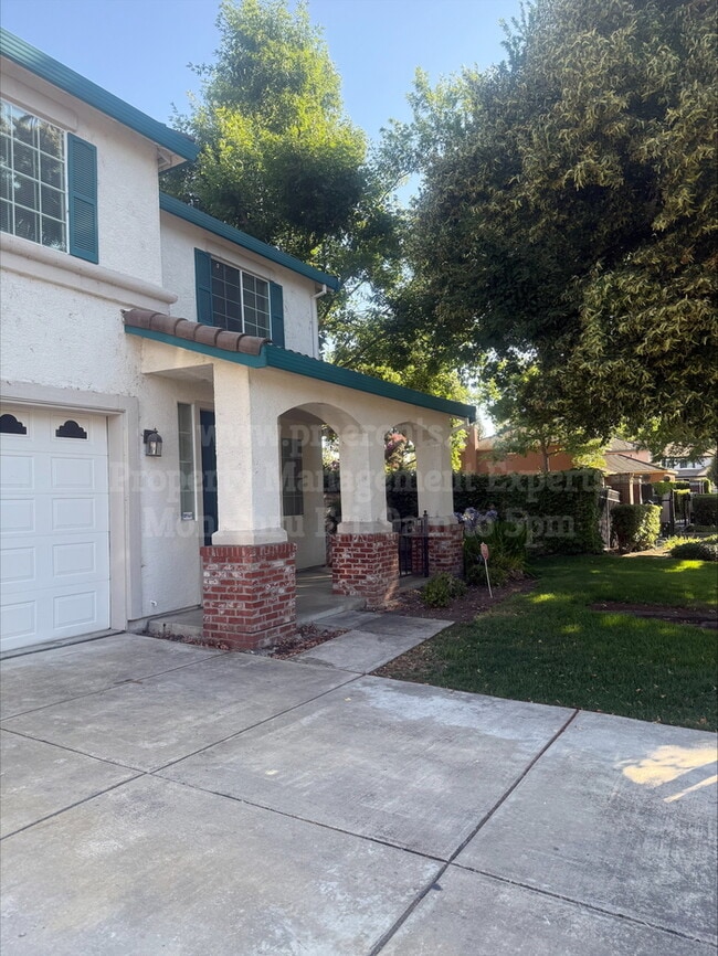 Building Photo - 6565 Brook Hollow Cir