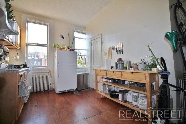 Foto del edificio - Spacious 1.5 BED in Bushwick/East Williams...