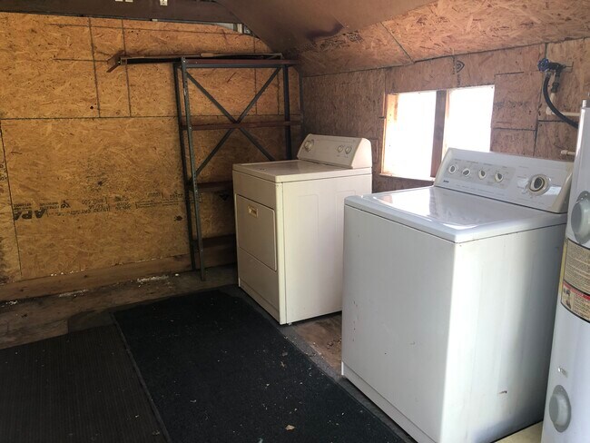 Laundry - 1323 Woodruff Ave