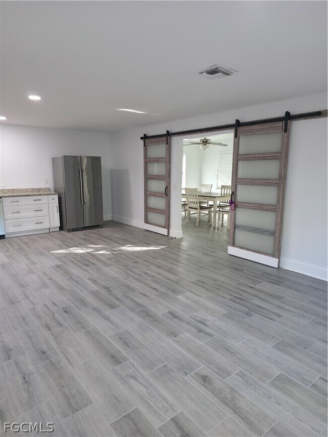 Foto del edificio - 4474 E Riverside Dr