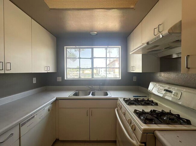 Building Photo - 3 Bedroom home for leasing in La Puente